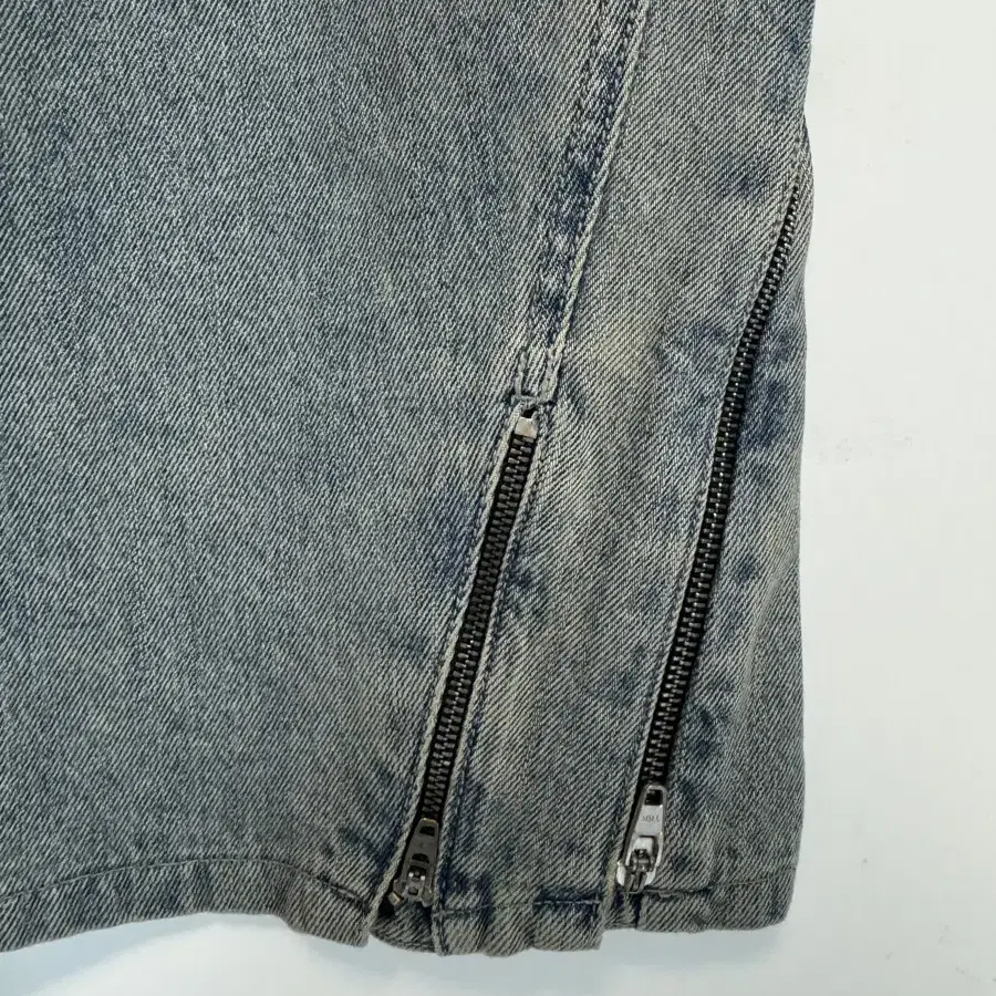 헬릭스 클로딩  INCISION ZIPPER JEANS M사이즈