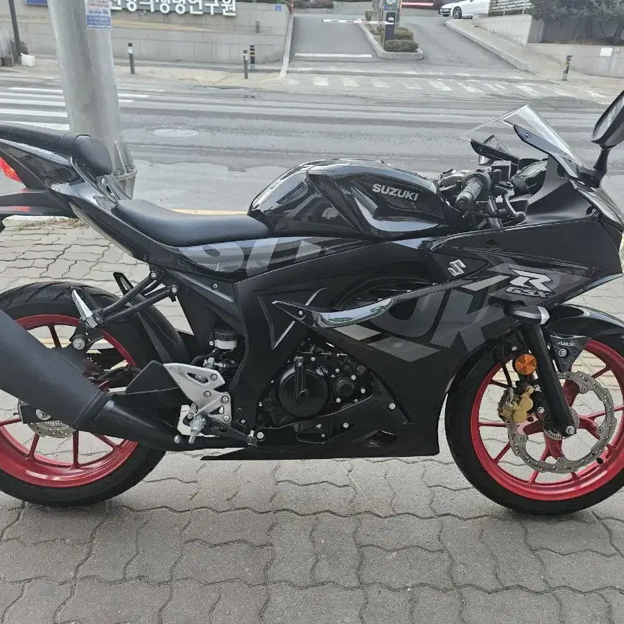 천안 평택 21년식 1천키로 새것같은 스즈키 gsxr125 판매. 충청