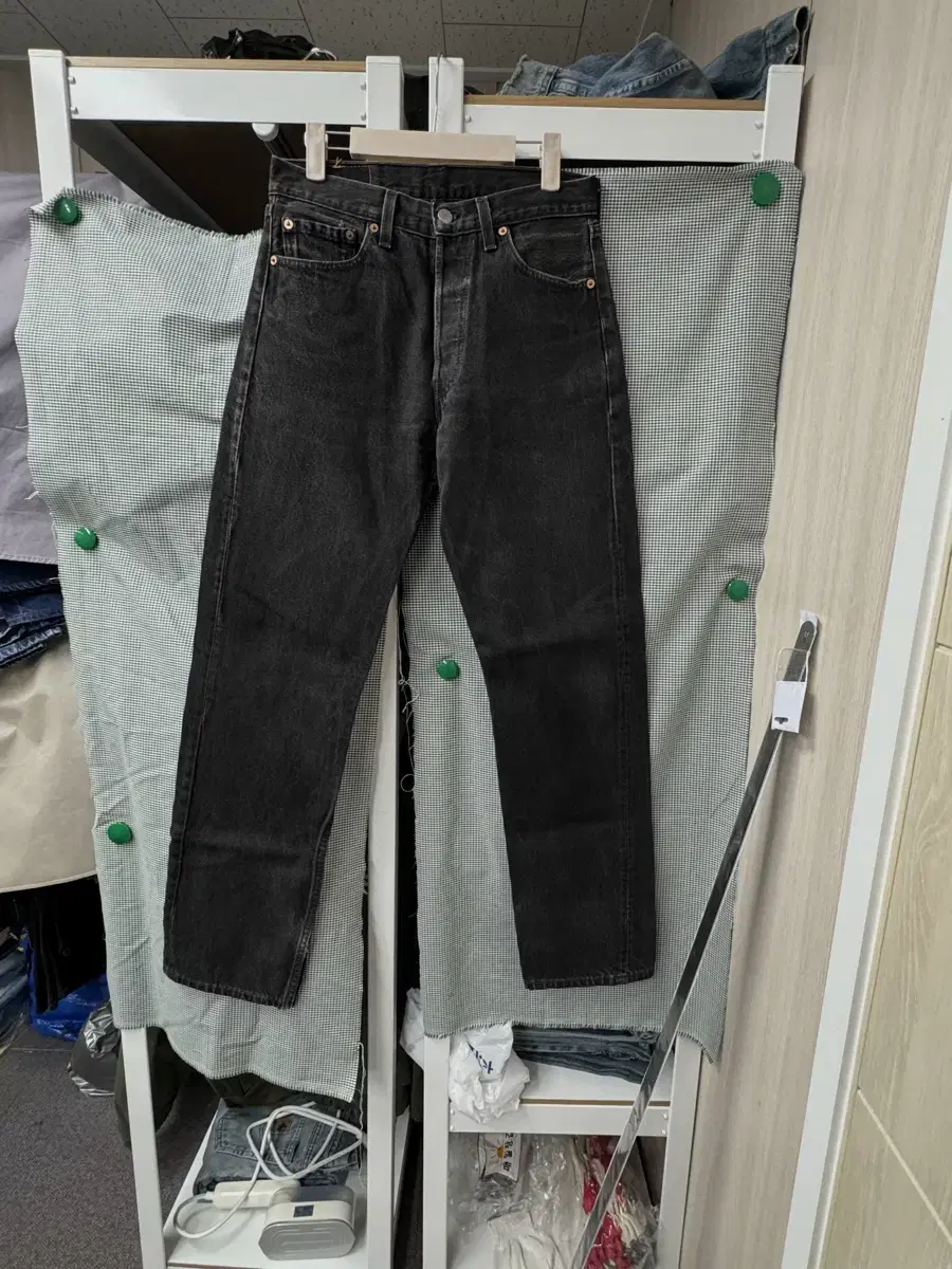 90s Levi's Ebony Black Denim Waist29