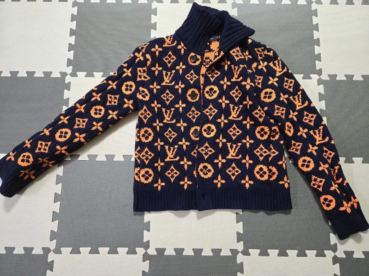 Louis Vuitton cignature Cardigan M