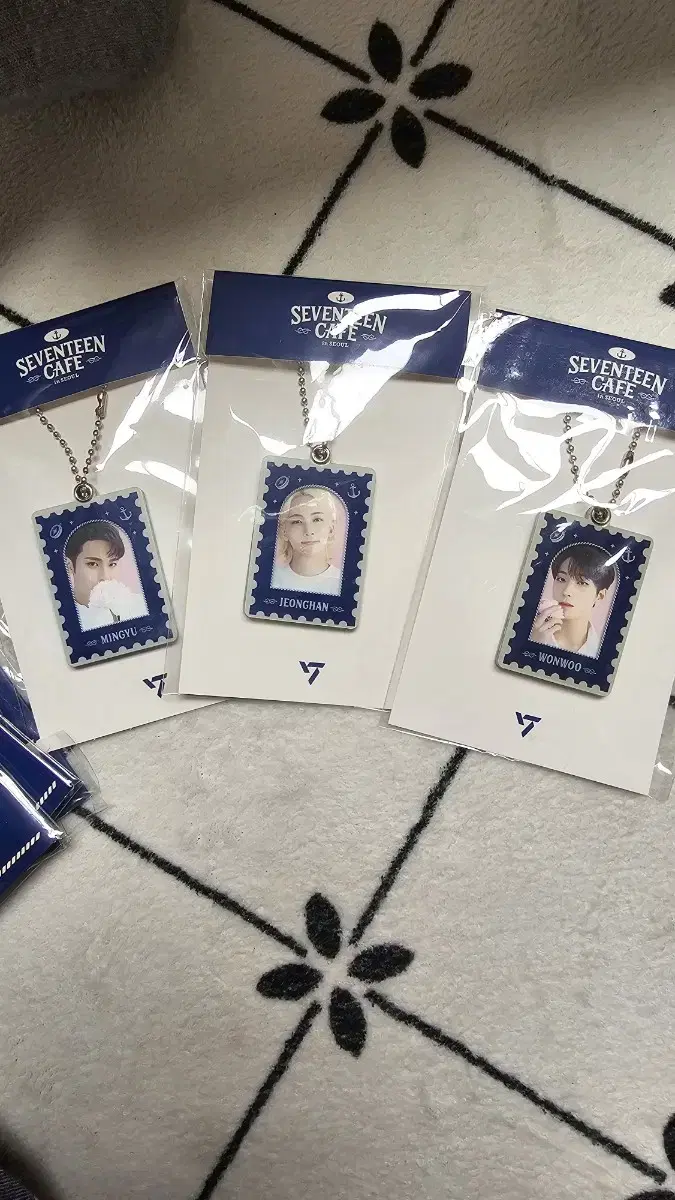 seventeen cafe mini photo holder jeonghan wonwoo mingyu