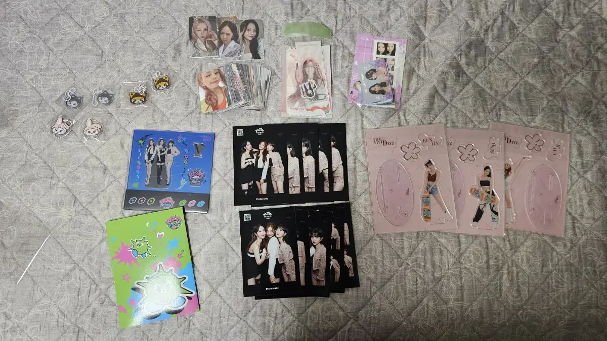 Sell girl group gfriend,viviz,yuju merchandise in bulk