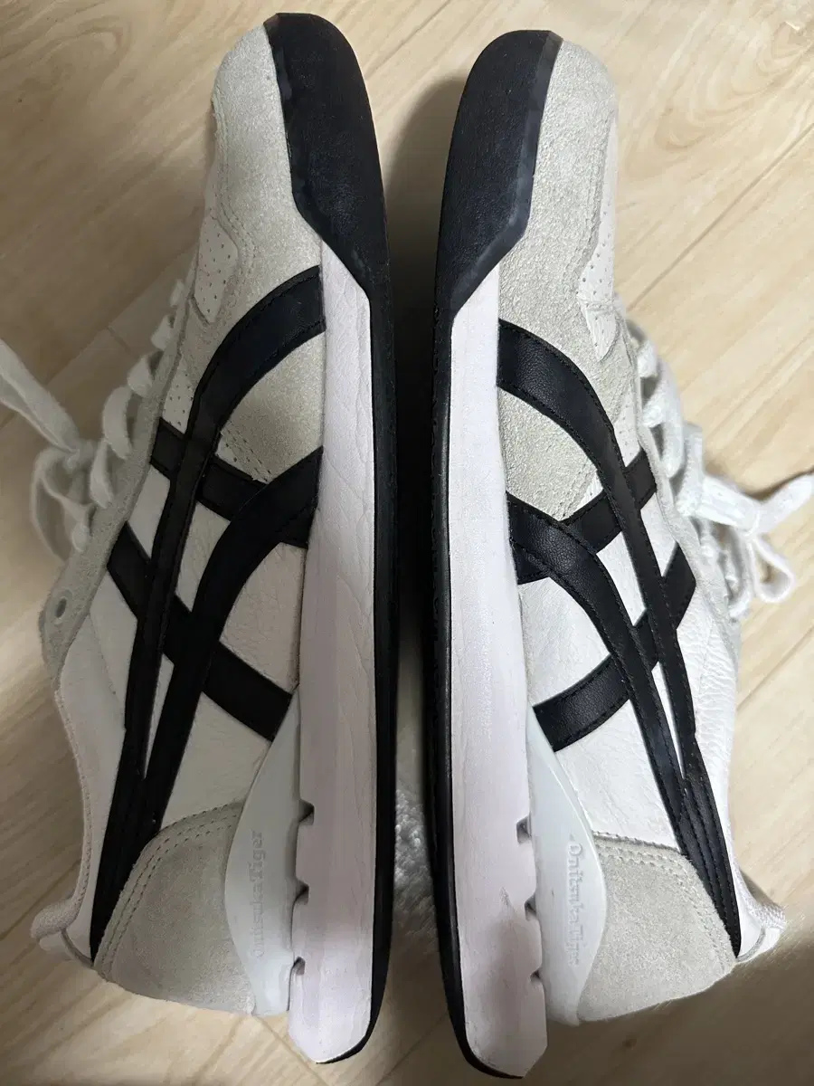 오니츠카 타이거 (Onitsuka Tiger ULTIMATE 81 EX)