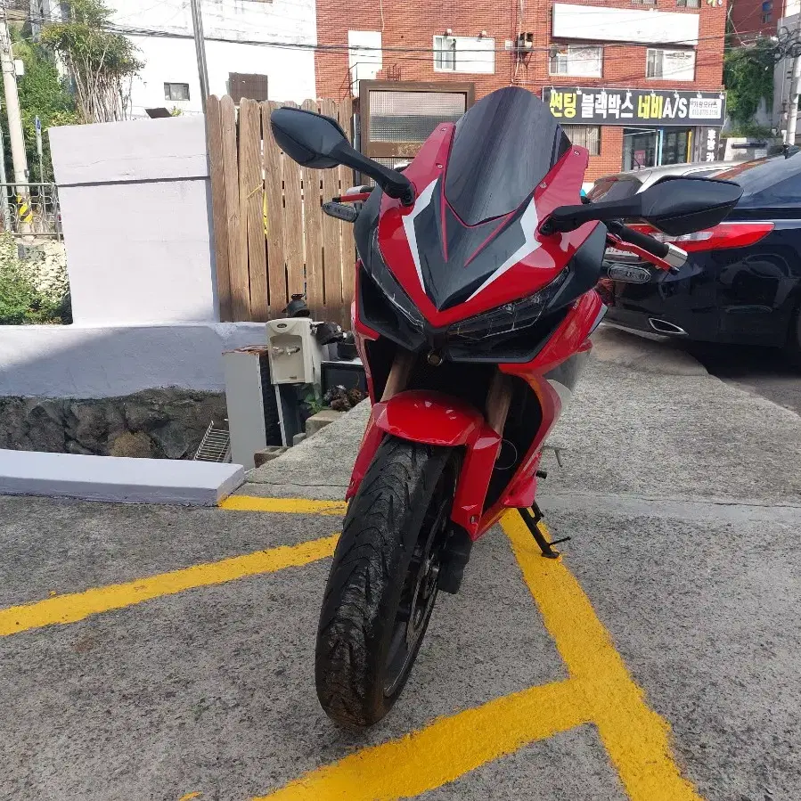 23년 4월 출고 cbr500r 4300km 레드컬러 팝니다.