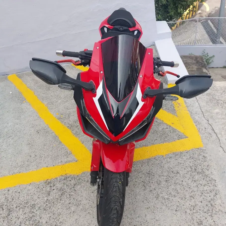 23년 4월 출고 cbr500r 4300km 레드컬러 팝니다.