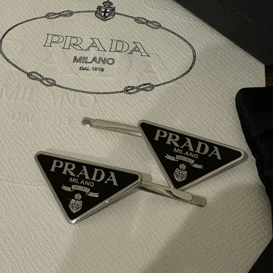 프라다 prada 메탈 헤어핀 블랙