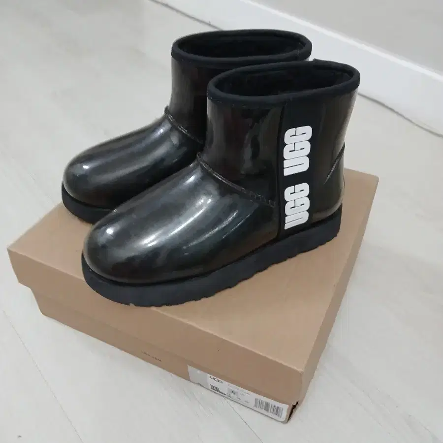 새제품 UGG 클래식클리어미니 정품 230~35