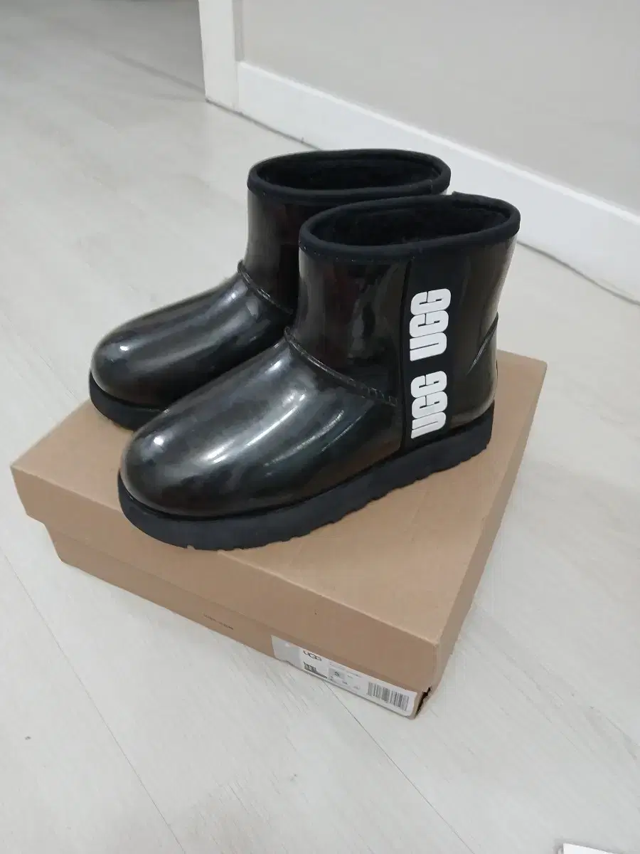 새제품 UGG 클래식클리어미니 정품 230~35