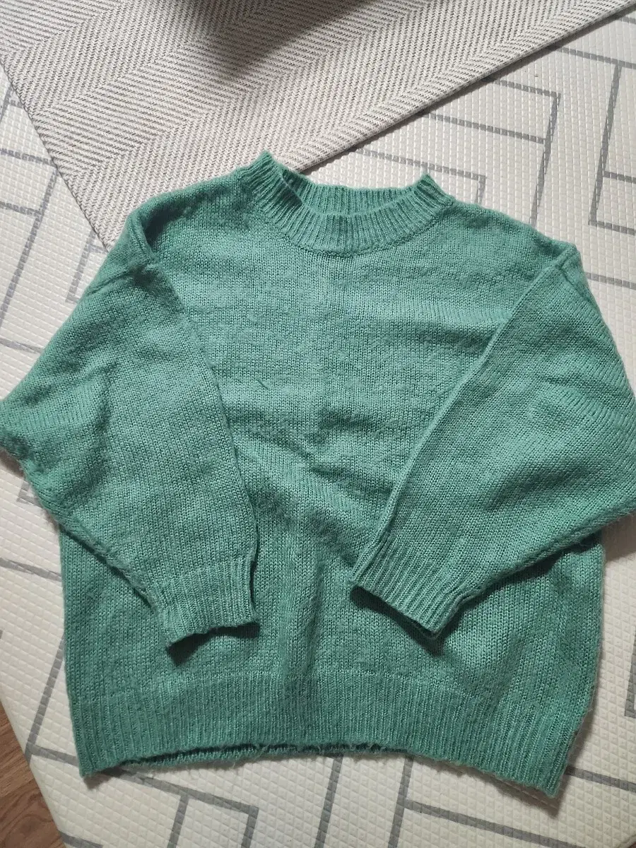 Round mint knit