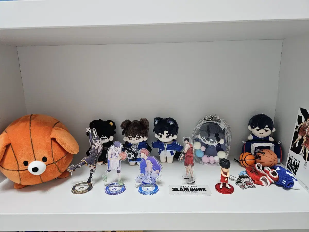 Sells Garbage Time dolls, earphone cases, acrylic, etc.