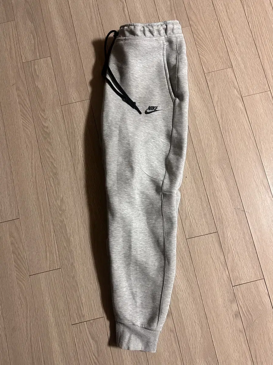 (L) Nike Tech Fleece Pants