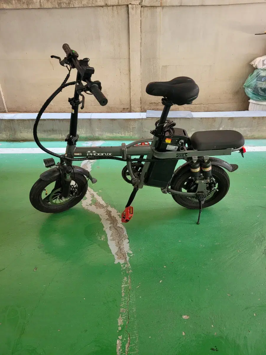 Electric bicycle for sale. Throttle and PAS compatible, battery in good condition.