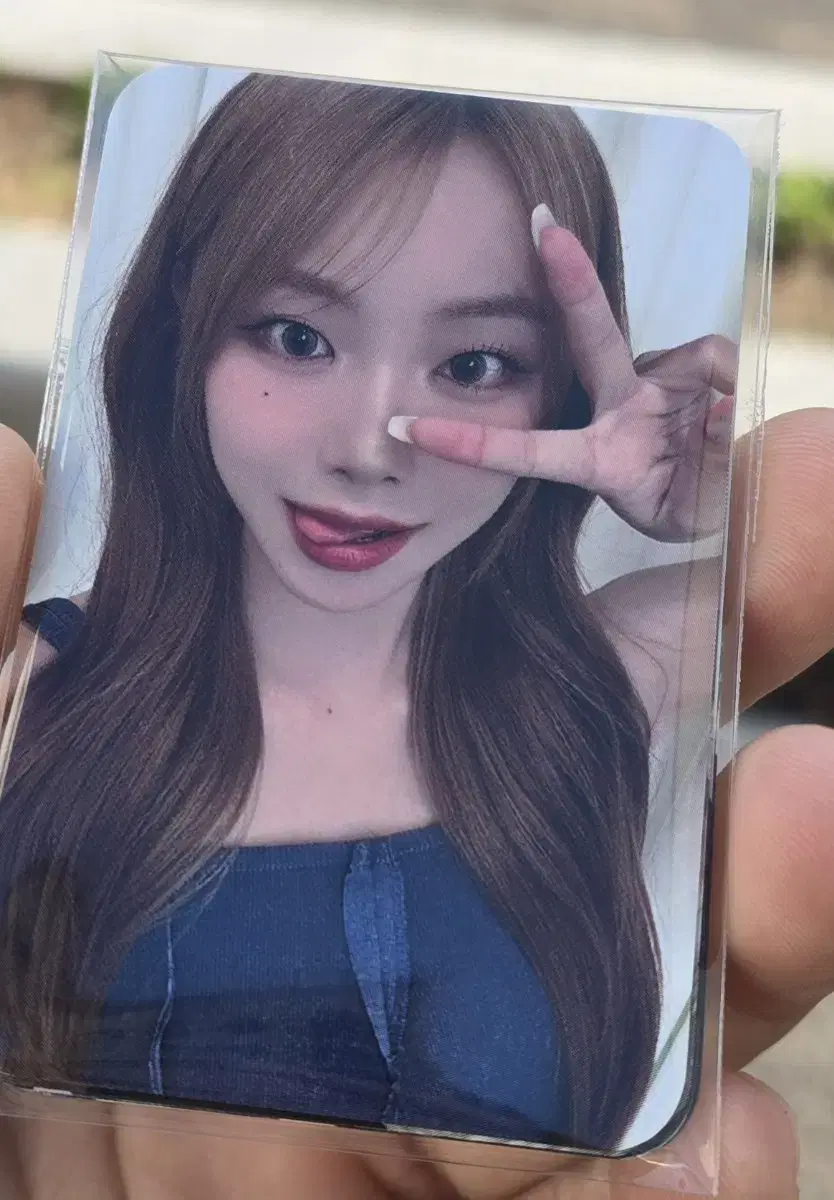 We sell a set of Billie's Special Stages photocard.