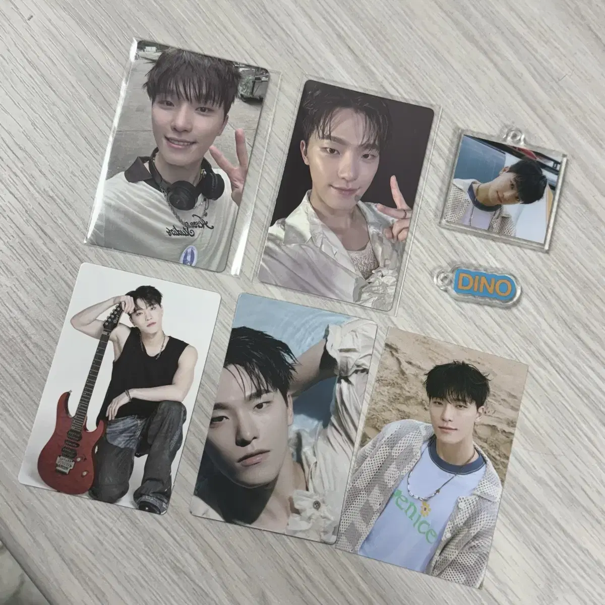 Seventeen 12-piece dino set (pre-order benefit photocard + MD)