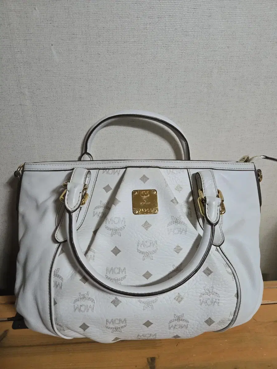 Reserve) MCM Bisetos White Tote Crossbody