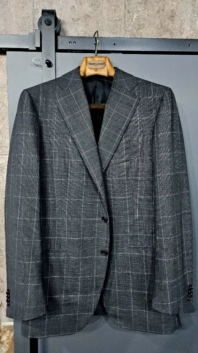 I'm selling my Atollini Glencheck size 50 suit.