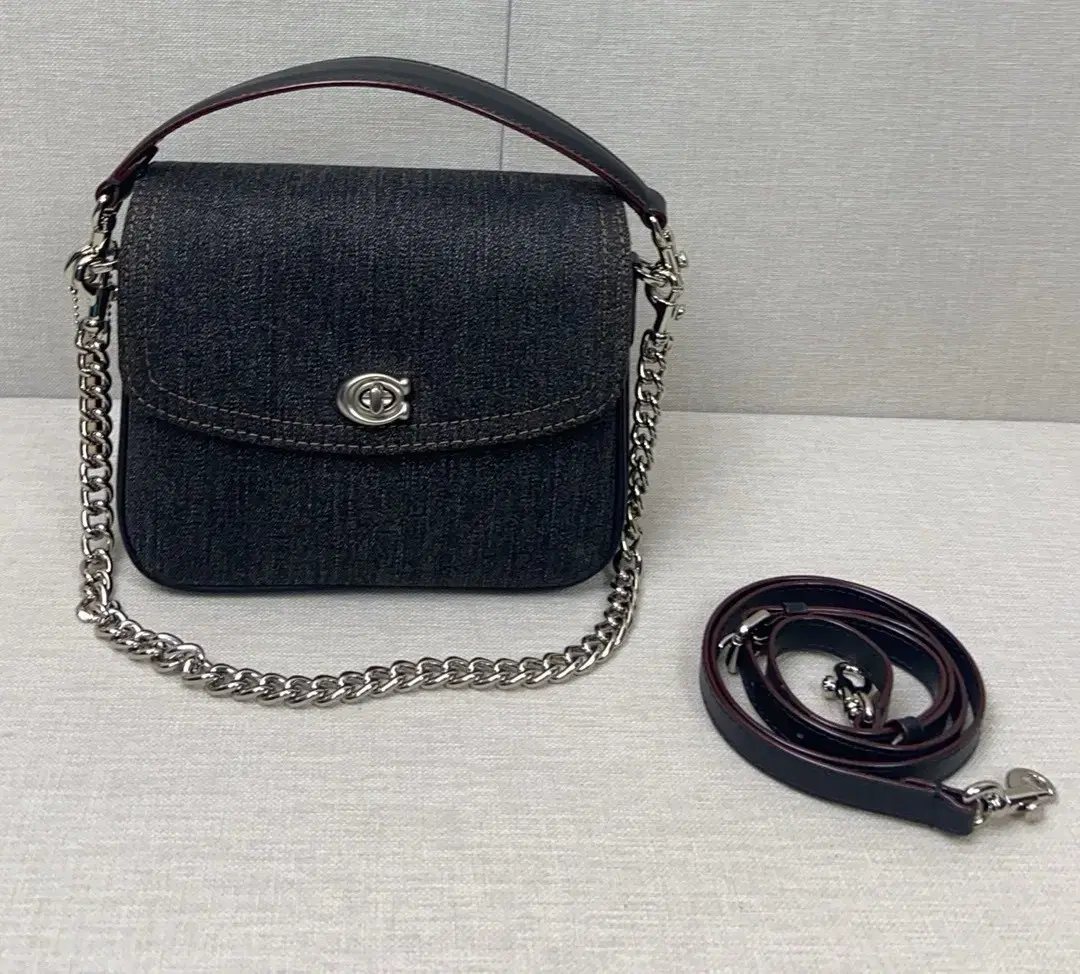 Coach Cash 19 Women's Chain Crossbody CR662