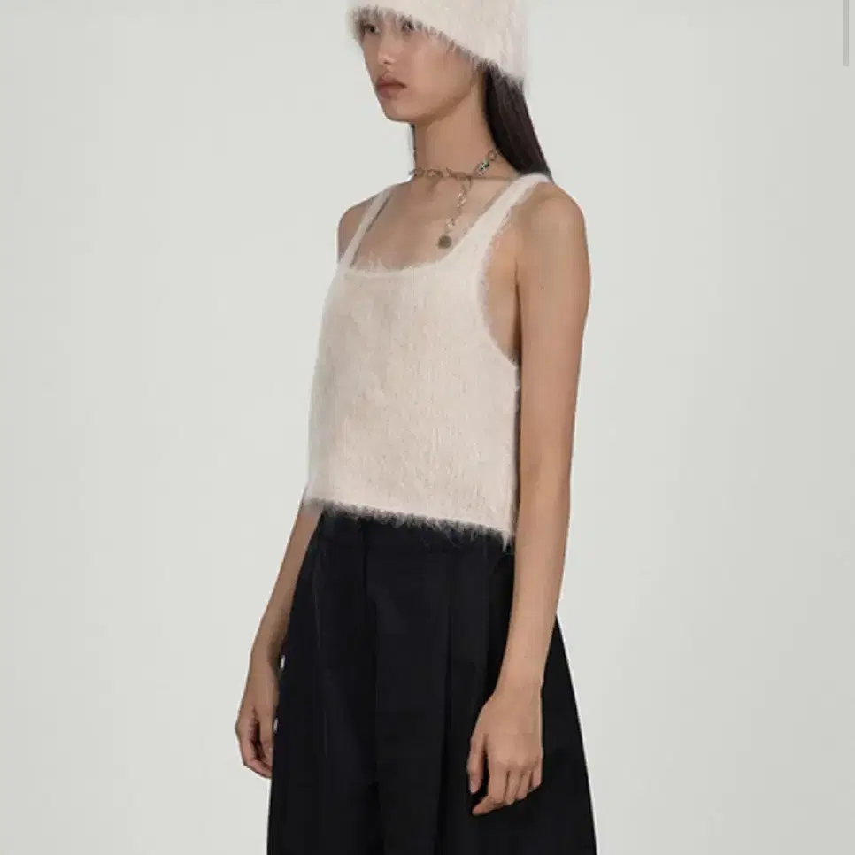 아모멘토(ALPACA SLEEVELESS CROP TOP_)