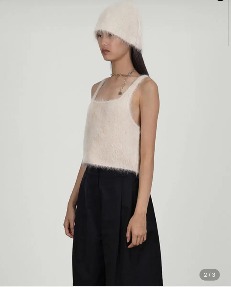 아모멘토(ALPACA SLEEVELESS CROP TOP_)