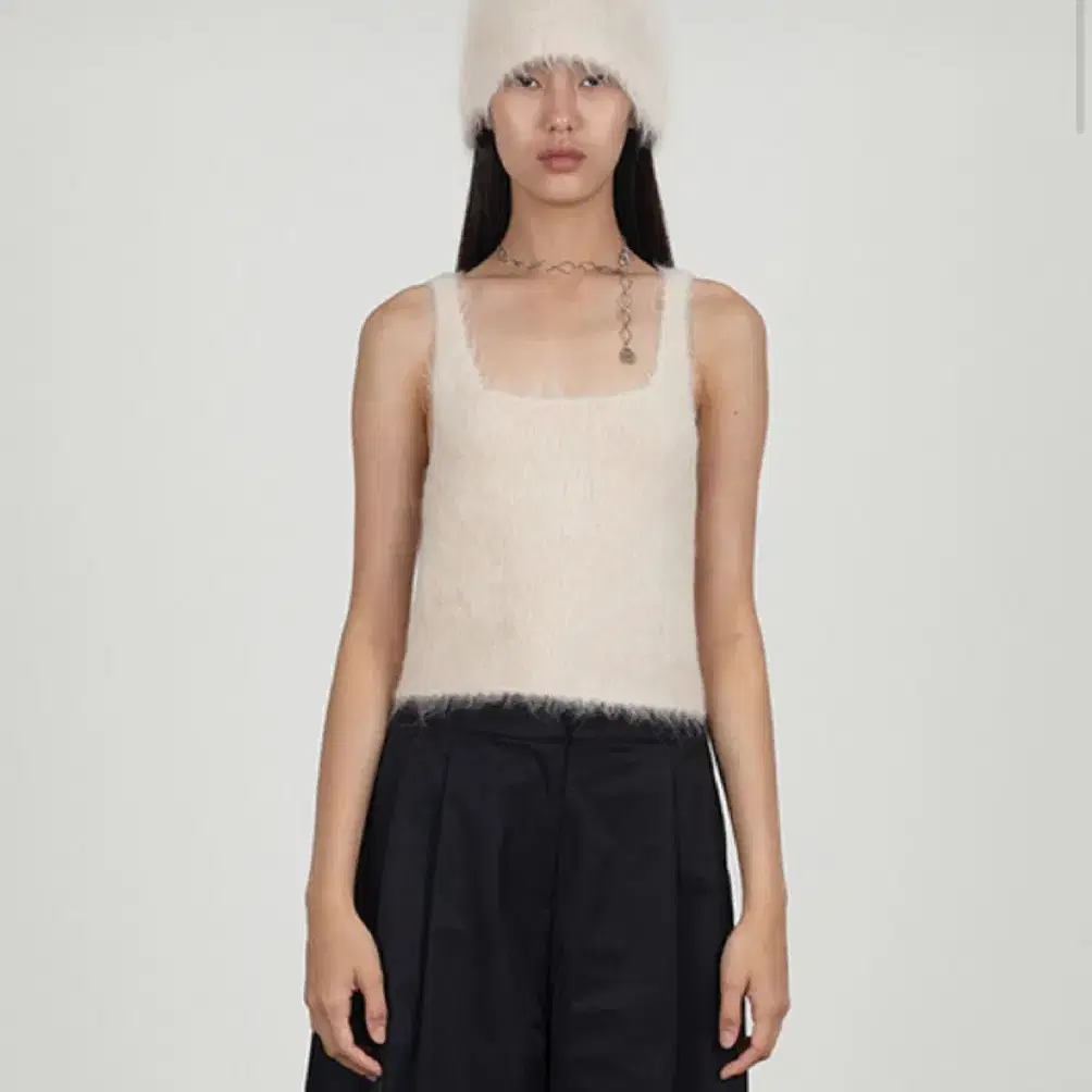 아모멘토(ALPACA SLEEVELESS CROP TOP_)