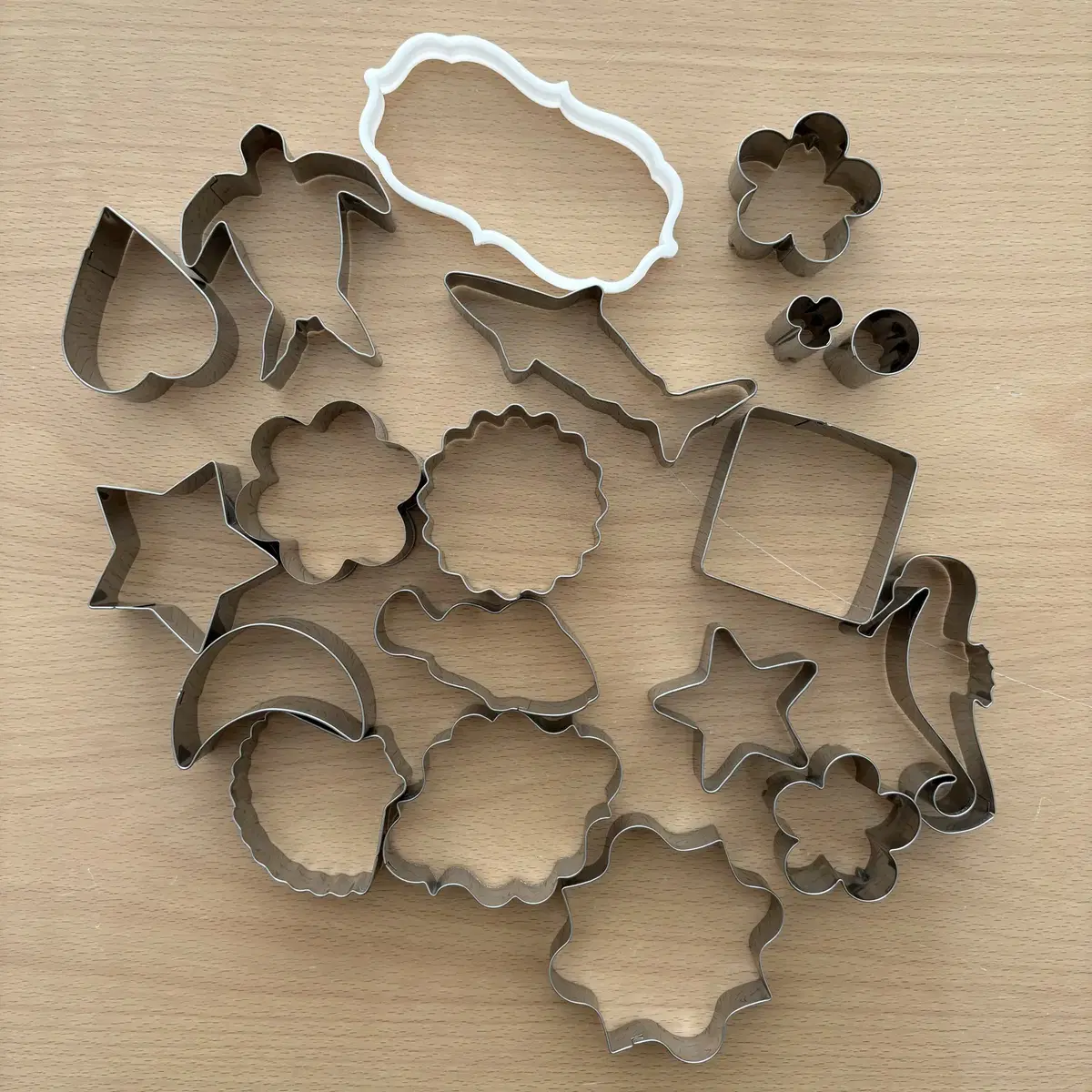 [Ceramics broadcast materials organizer] Bulk assorted cookie cutters for crafts.