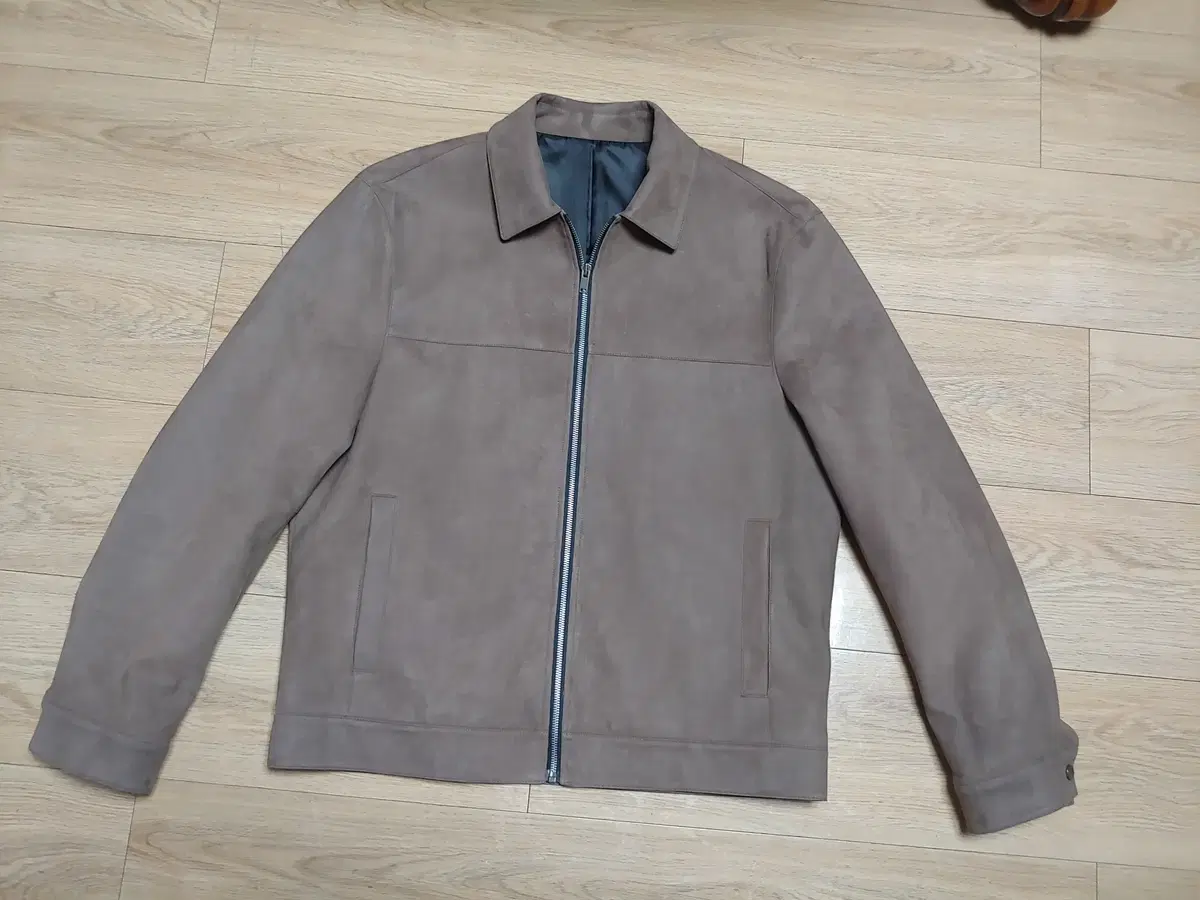 Climo faux suede tucker jacket sells for L,100.