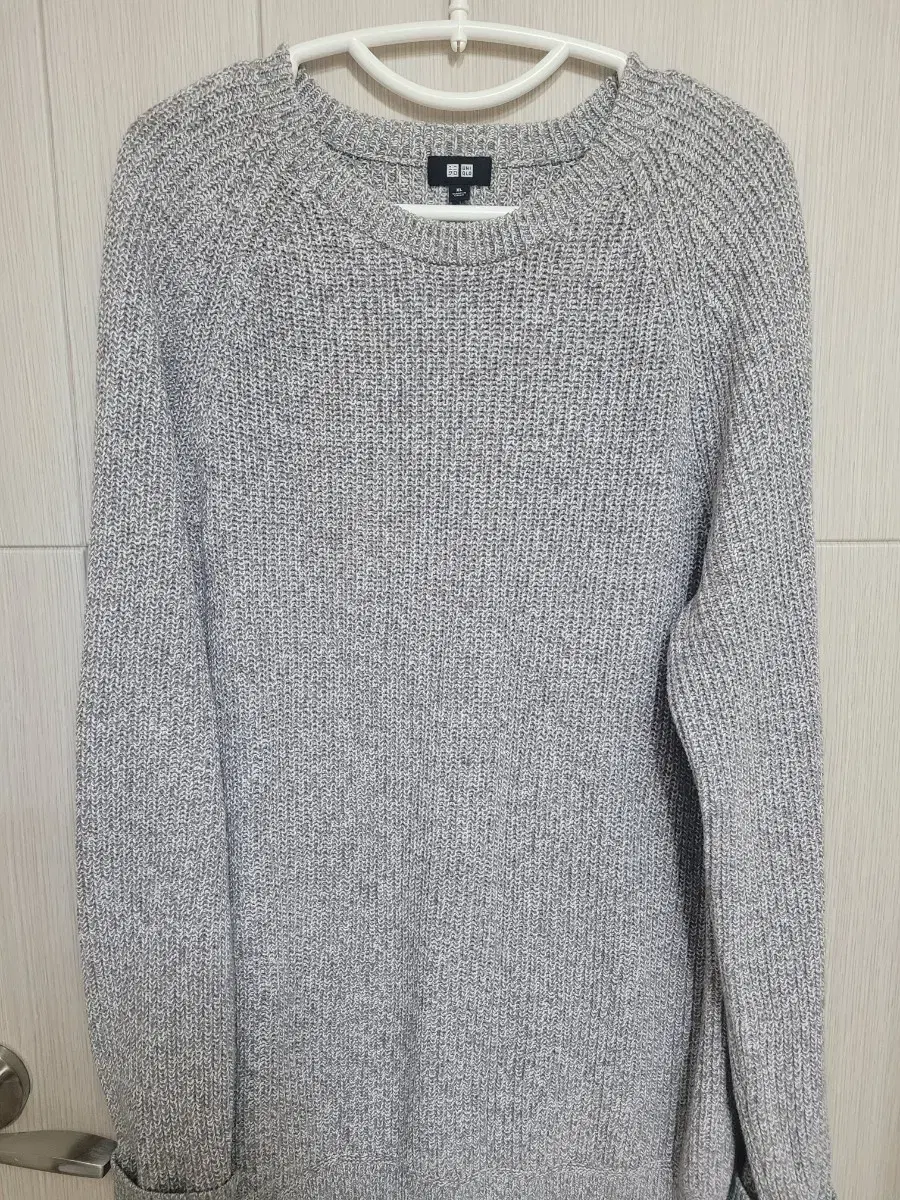 Uniqlo Knit 105 size light beige