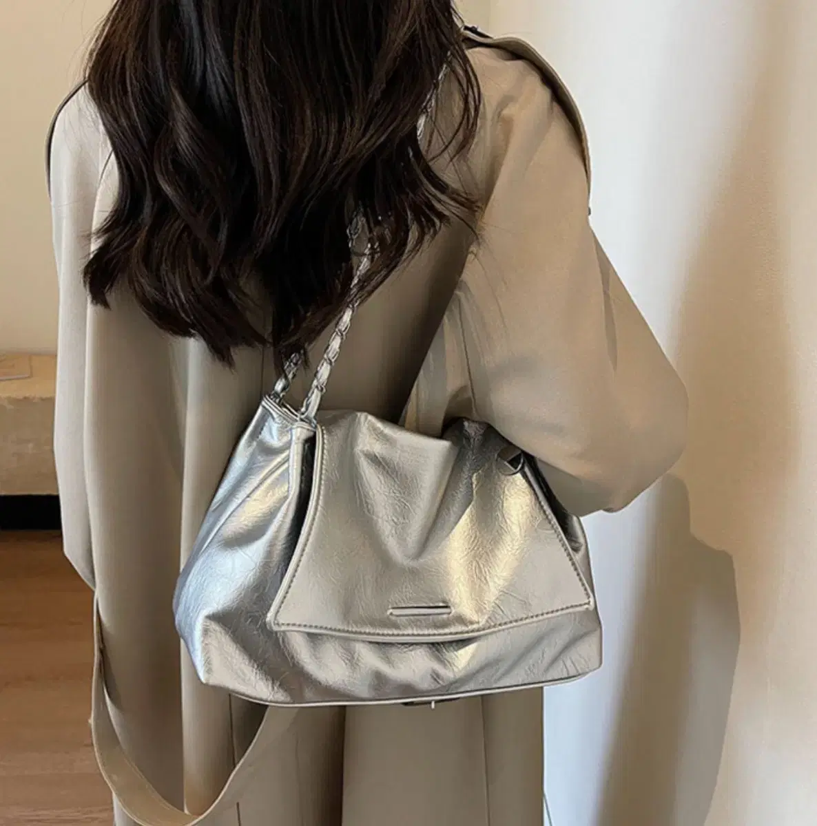 Silver shoulder bag (adjustable shoulder strap)