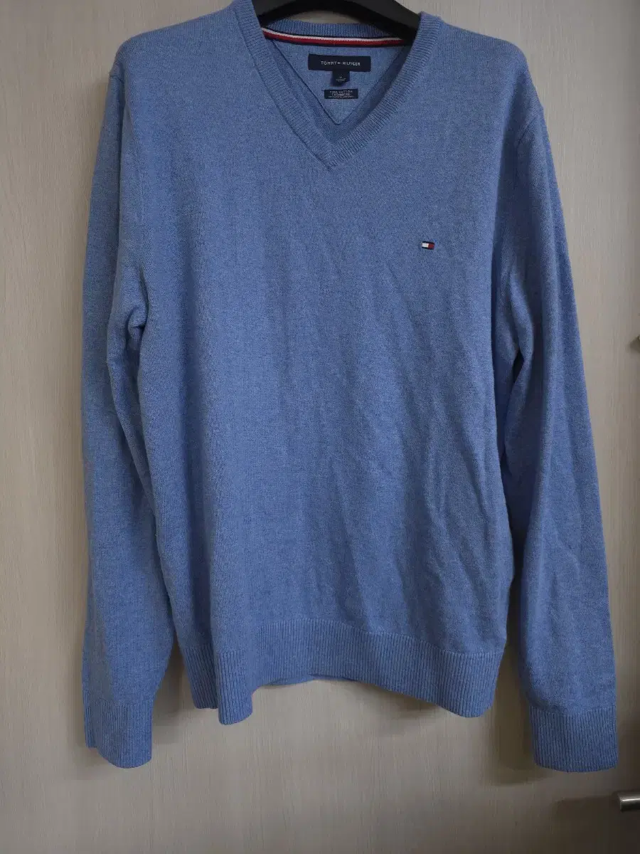 Tommy Hilfiger bloo Pima cotton and cashmere V-neck knit, size M,100