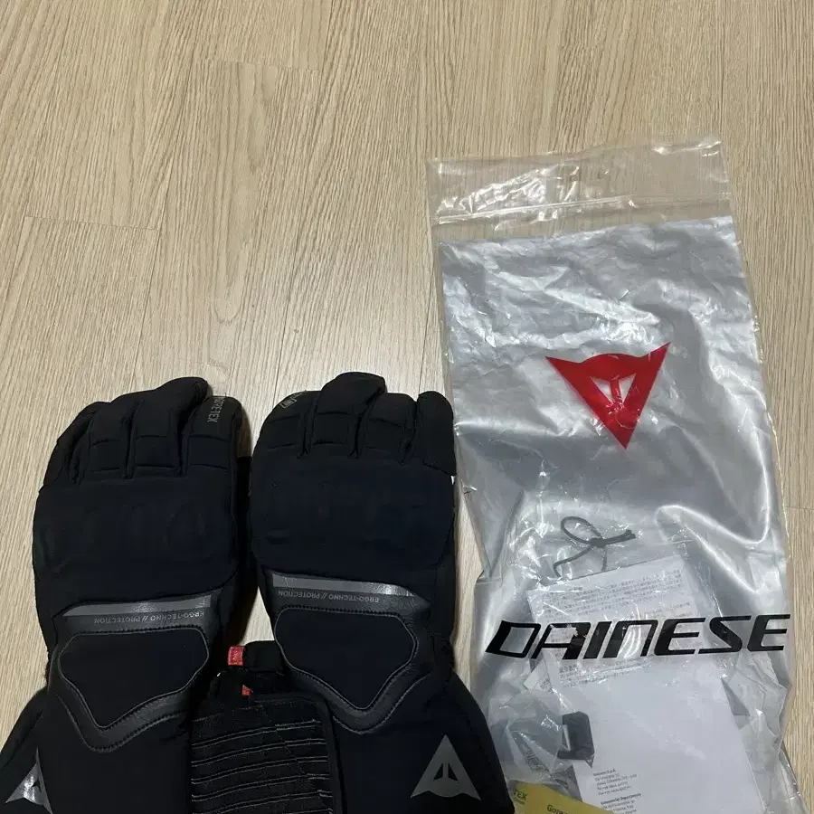 다이네즈 고어텍스 장갑 NEMBO GORE-TEX GLOVES