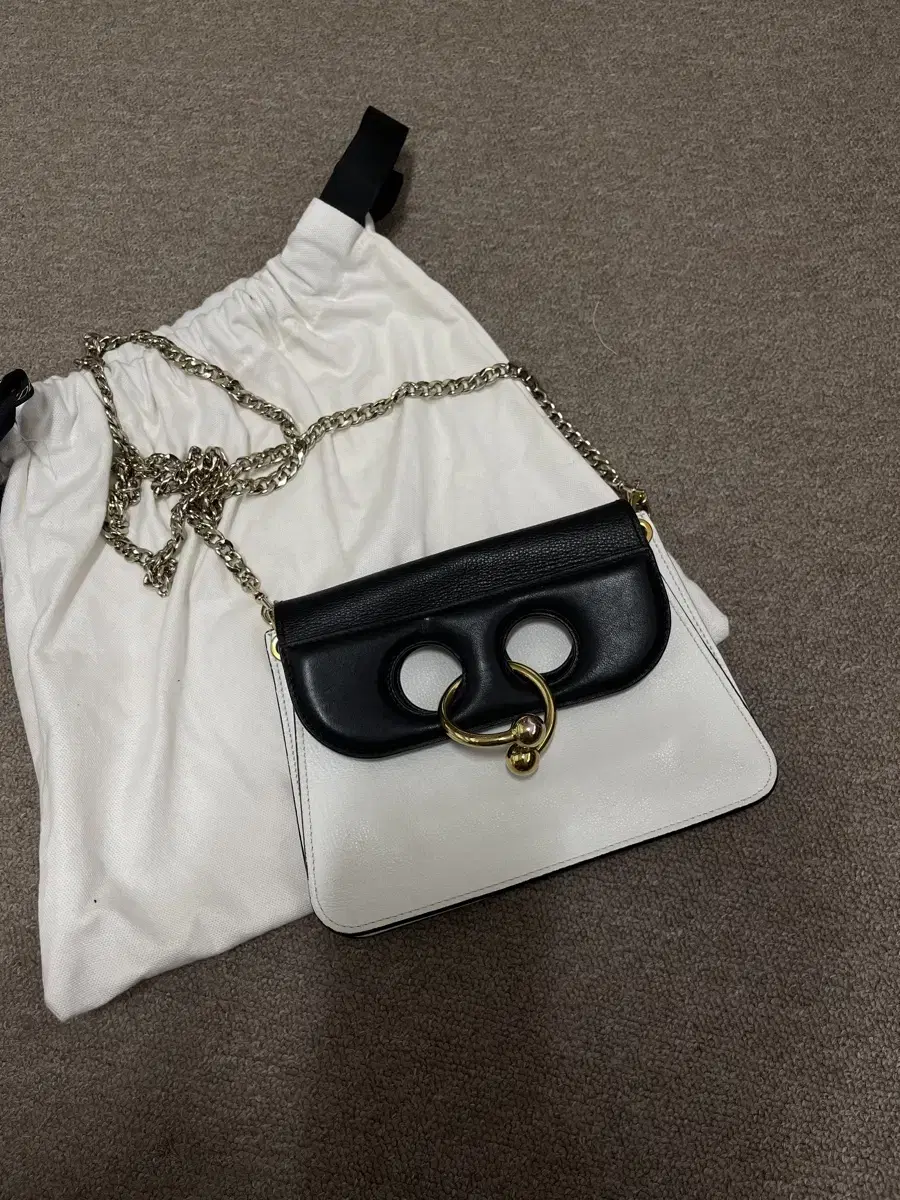 JW Anderson 미니 피어스백