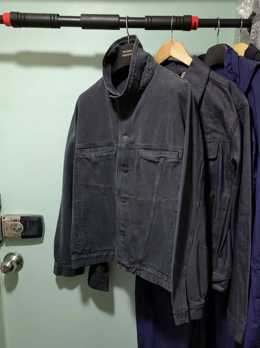 [New/Zuu Carspace/50] Dying Denim Tracker Black. China Kara High Neck