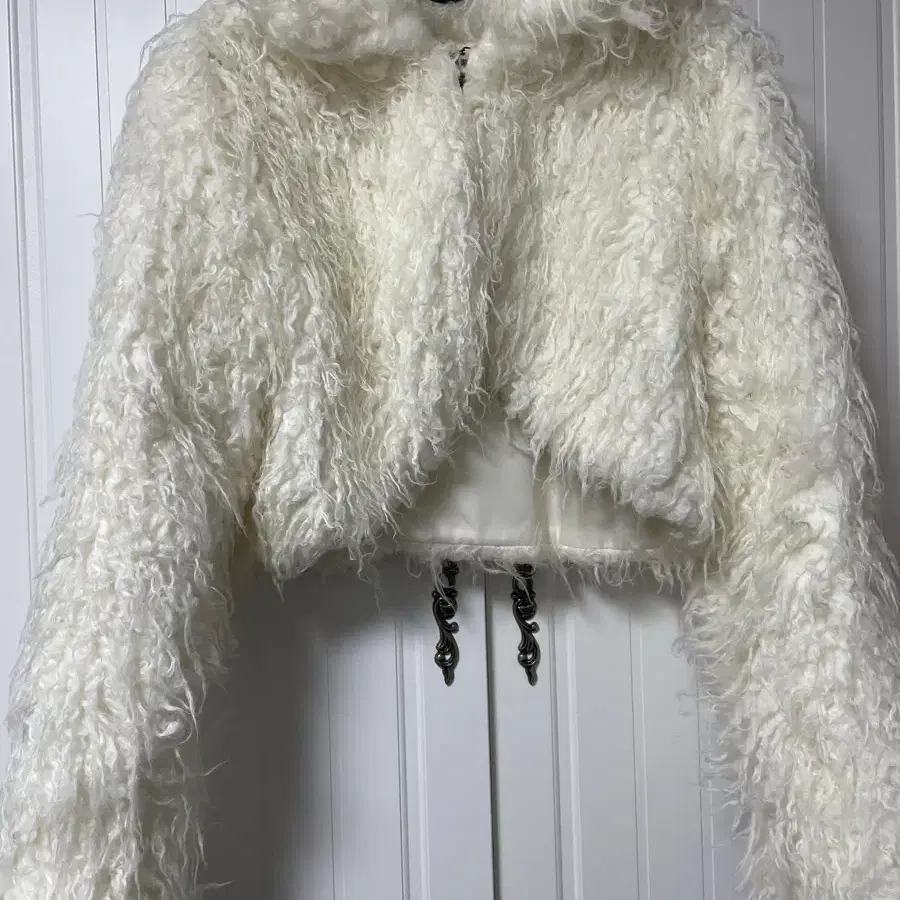 어글리쉐도우 CURLY CROPPED FUR JACKET(IVORY)