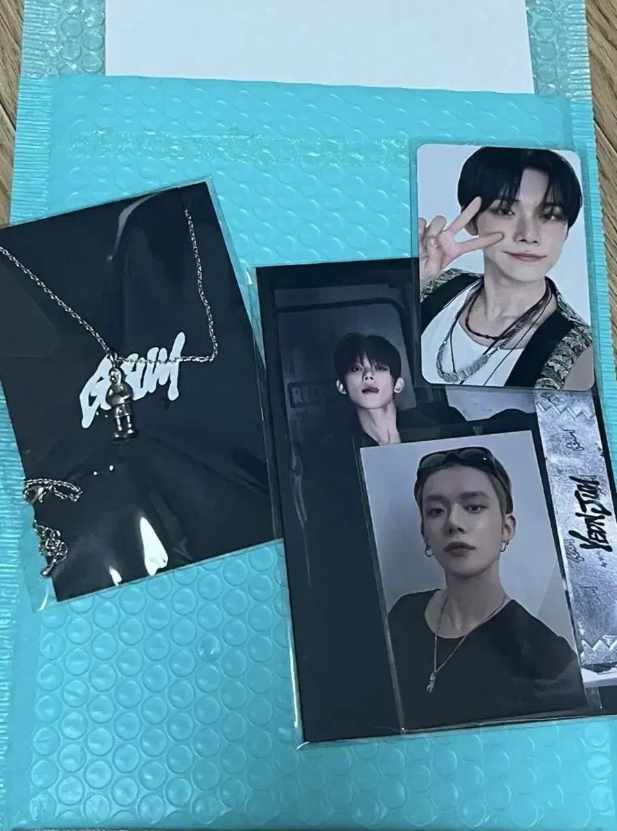 Yeonjun Gum Necklace & Photocard