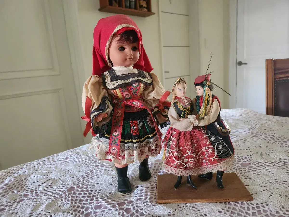 Dolls in traditional Polish costume