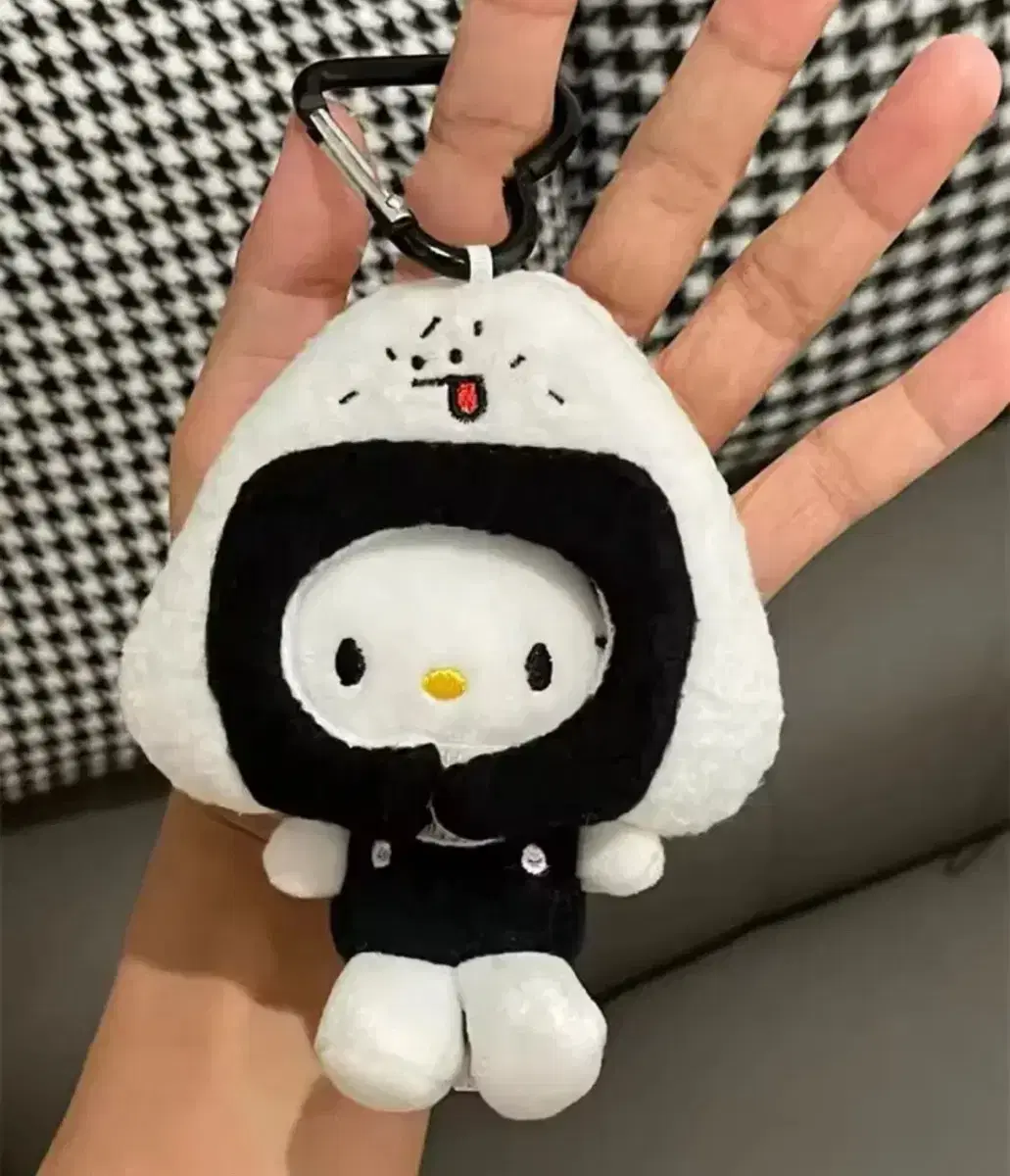 Same day shipping) Hello Kitty Triangle Kimbab Detachable Black Heart doll Keyring