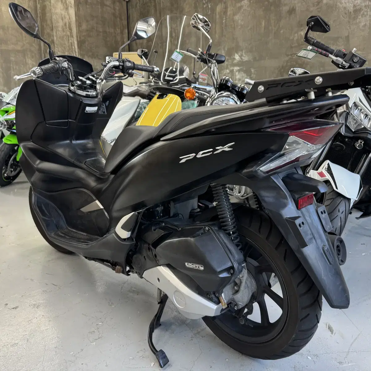 20년식 혼다 PCX125 (32,333km) 탑박스브라켓 장착