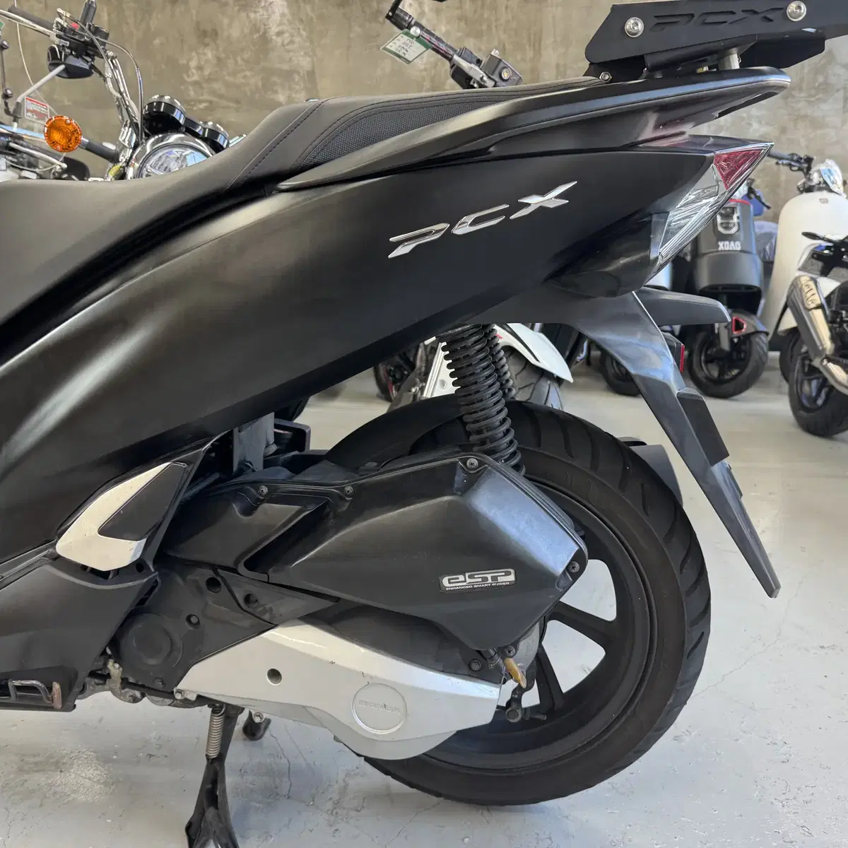 20년식 혼다 PCX125 (32,333km) 탑박스브라켓 장착