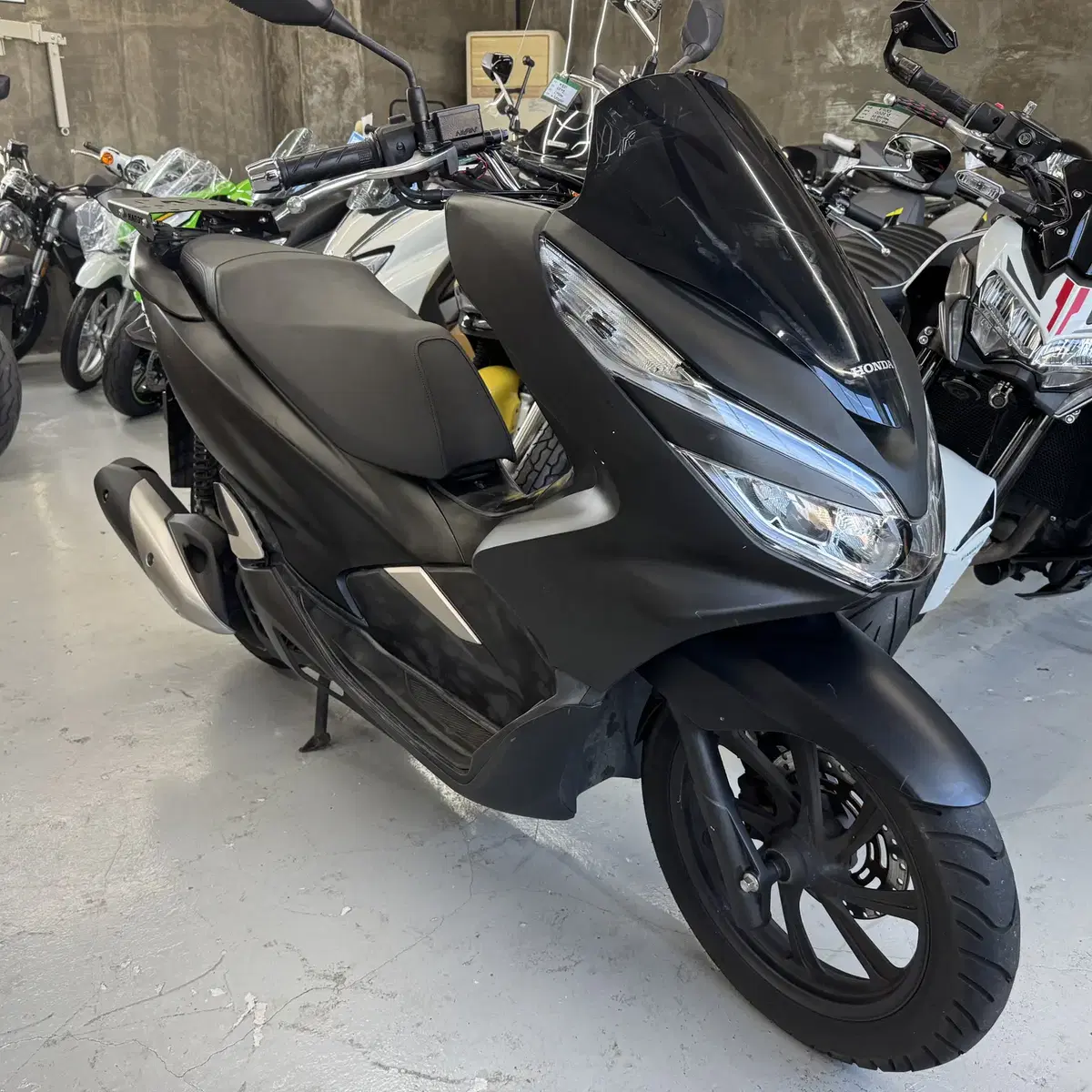 20년식 혼다 PCX125 (32,333km) 탑박스브라켓 장착