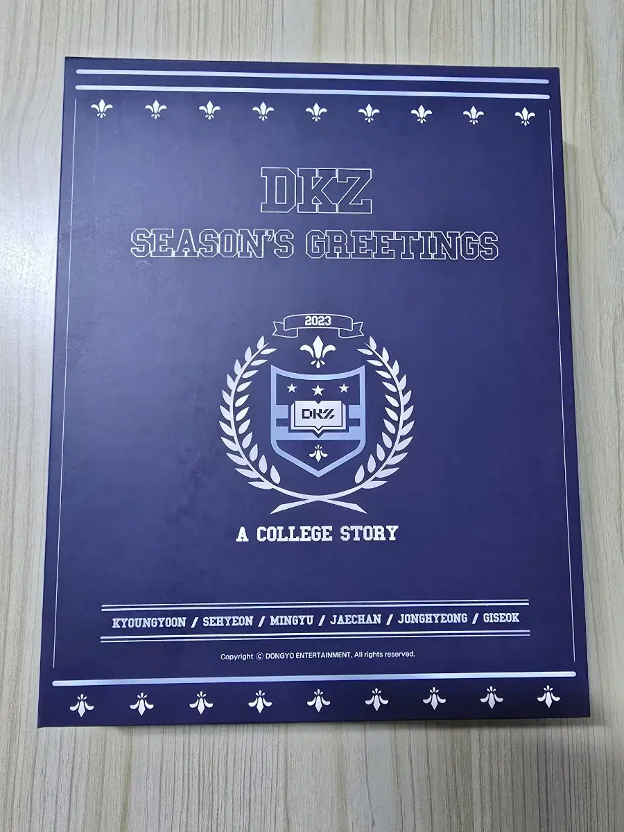 DKZ 2023 season's greetings sells (unsealed)