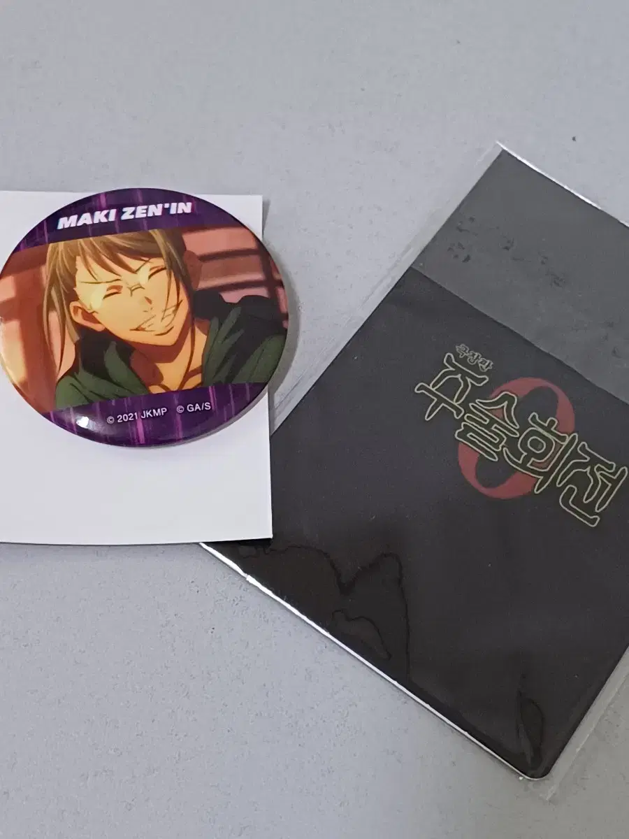 Zuu maki sells can badges & student IDs