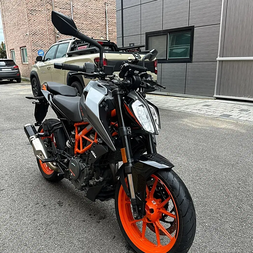 KTM 듀크390/23년출고/1천KM/신차보증가능/신차급컨디션판매합니다.