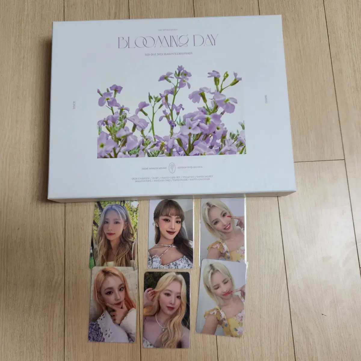 Gidles 2023 season's greetings seasons greetings Sells full with photocard