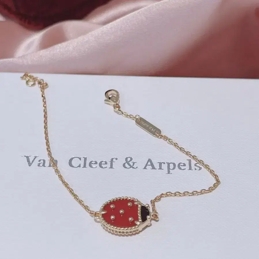 Van Cleef & Arpels리미티드 럭키 스프링 무당팔찌