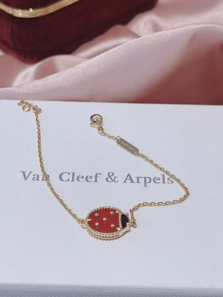 Van Cleef & Arpels리미티드 럭키 스프링 무당팔찌