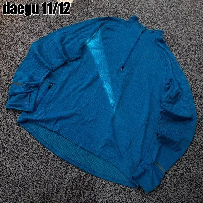 XL NIKE TEE Nike Long Sleeve Tee Zip Up