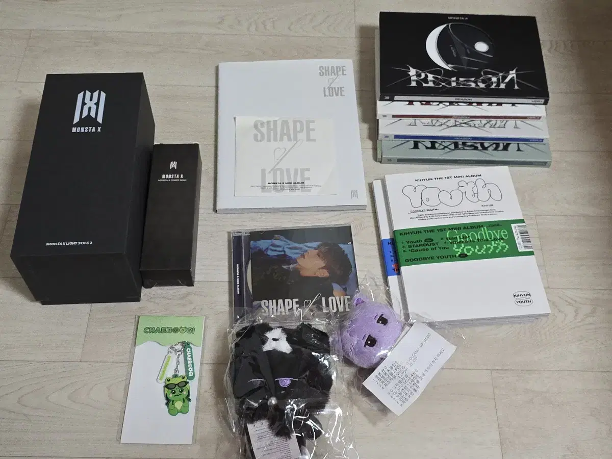 Monsta X merchandise (mondong, albums, photocards, hongnyeon, chabugi, nyangyun, etc.)