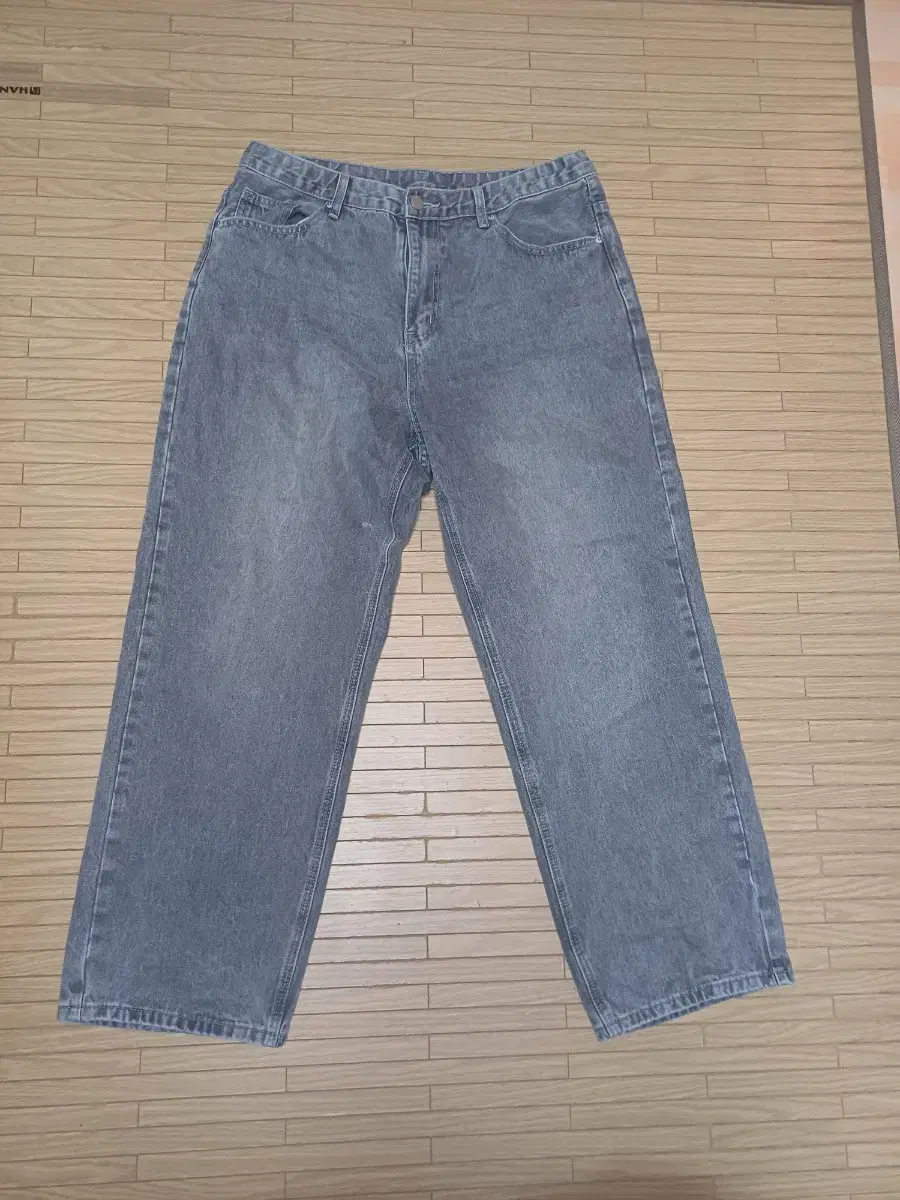 3 pairs of men's wide-leg jeans