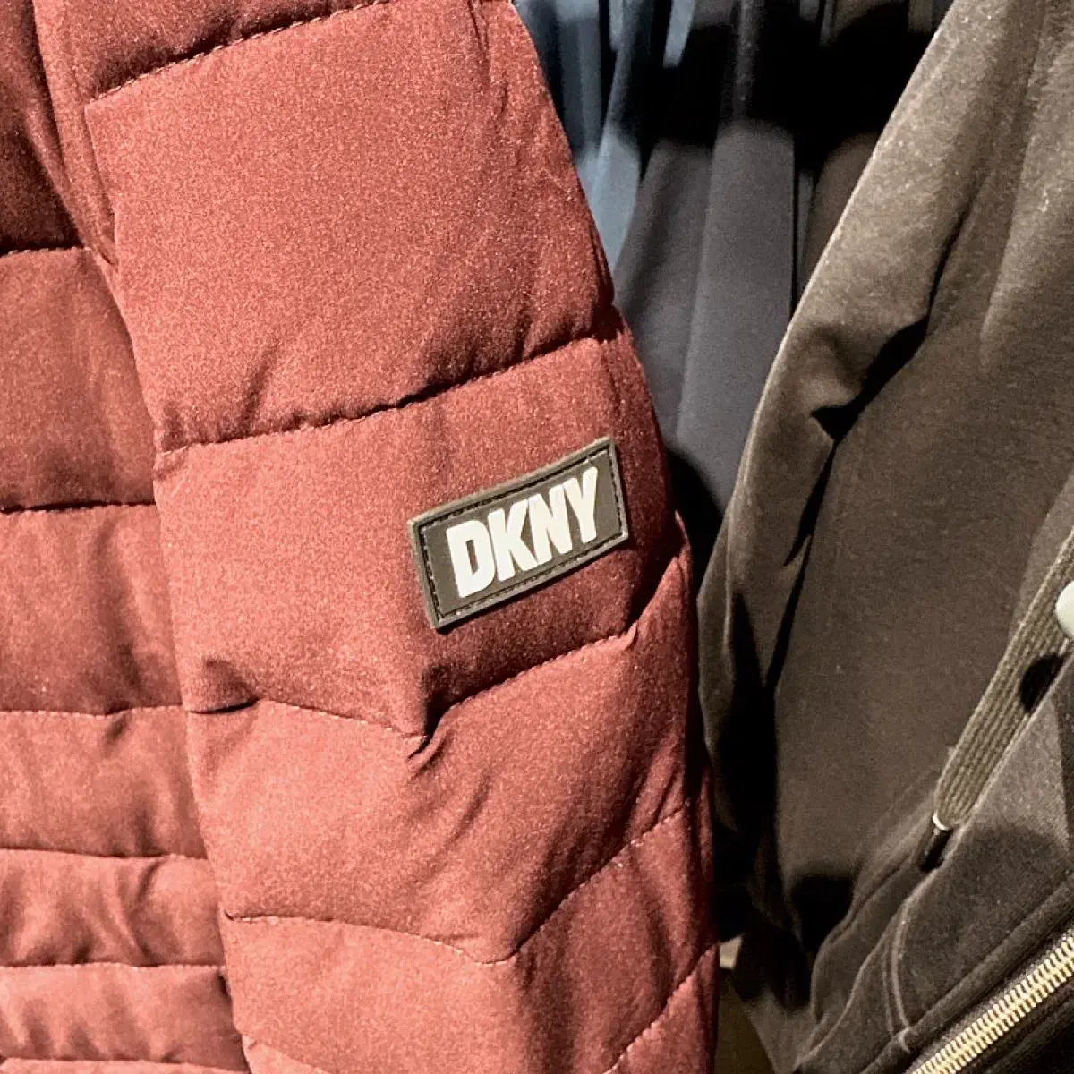 (정품/새상품) DKNY 남성 와인 패치 로고 패딩 짚업 자켓 85%