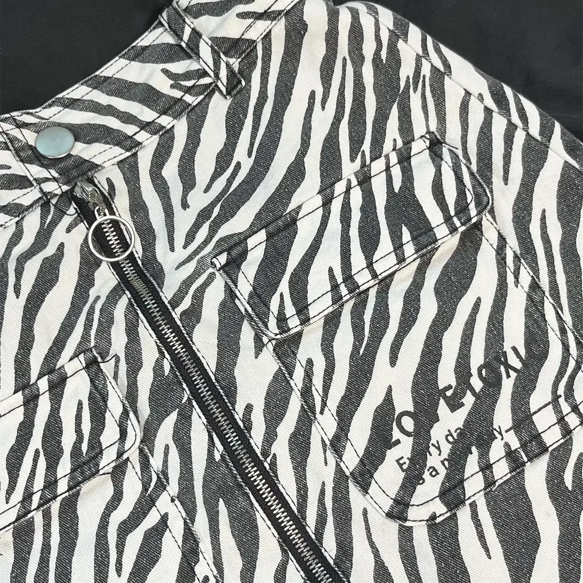 ZEBRA ZIP DETAIL SKIRT